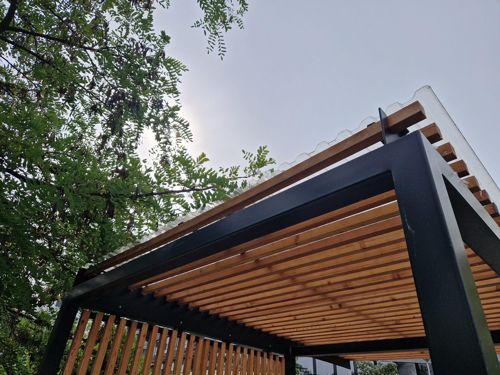 Napis pergola, sodobna senca za vsak dom, je pritegnil dedkovo pozornost